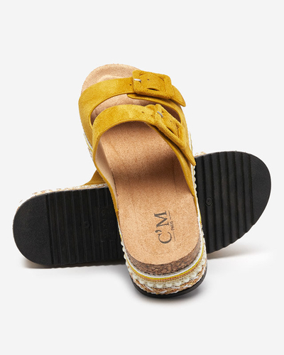 Senffarbene Damenhausschuhe auf dicker Carisno-Sohle - Schuhe