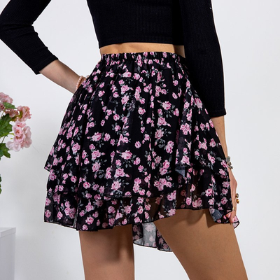Kurzer Rock mit schwarzen und rosa Blumen - Kleidung