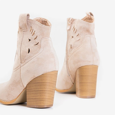 Beigefarbene Cowboystiefel auf der Belieu-Post - Schuhe