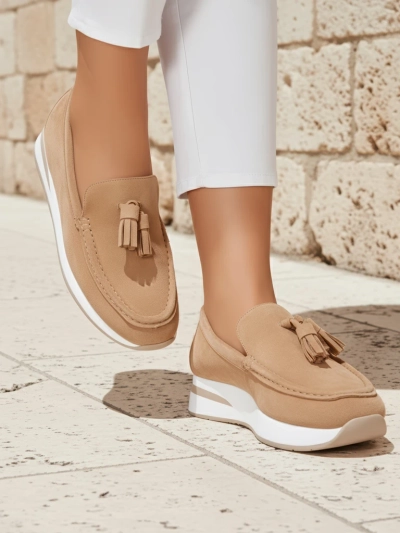 Callista Damen-Loafer beige mit Keilabsatz und Fransen aus Öko-Wildleder