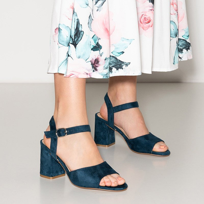 Marineblaue Sandalen am Elga-Post - Schuhe