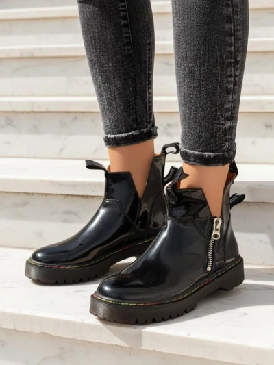 Schwarz lackierter Damenstiefel mit Reißverschluss Odeta - Schuhe