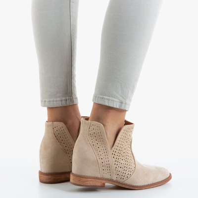 Beige Stiefel auf einem Cowboy mit Keilabsatz im Innenbereich Besis - Footwear 1