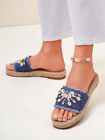 Sommerliche Royalfashion Calista Pantoletten – hellblau mit Muscheln auf flacher Sohle