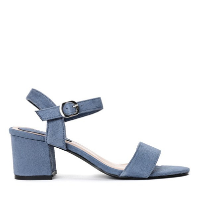 Blaue Sandalen an der Sula-Säule - Schuhe 1