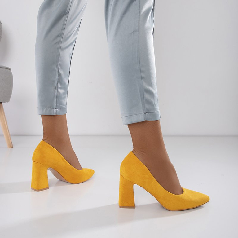 Gelbe Damenpumps am Simiela Pfosten - Schuhe