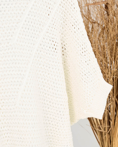 Бежевий напівпрозорий светр зі спущеними плечима