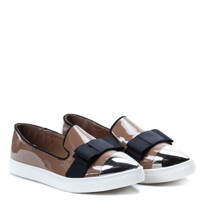 Schlüpfen Sie mit einem lackierten Zeh in Khaki Barbara-Footwear