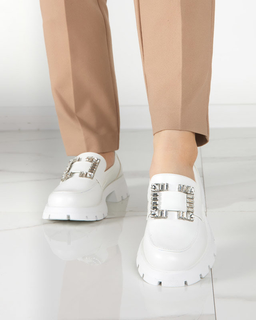 OUTLET Жіночі матові білі туфлі зі сріблястою пряжкою Vusito - Взуття