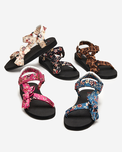 Schwarze Damensandalen mit blauen Streifen mit Lilienblüten - Schuhe