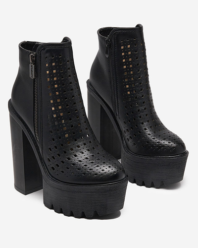 Schwarze durchbrochene Damenstiefel auf der Elangel-Footwear-Post