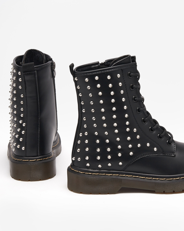 Schwarze, matte Damenstiefel mit Derisa-Nieten - Schuhe