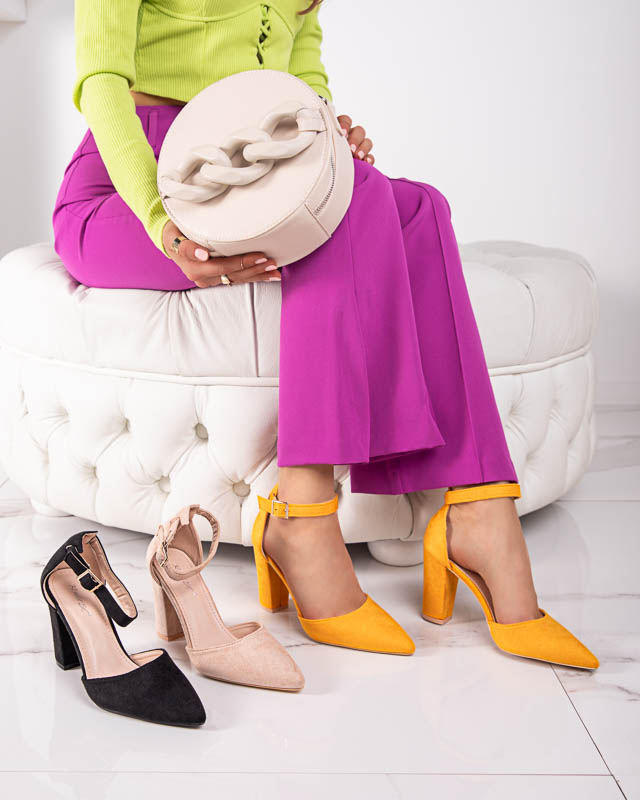 Beige Damensandalen auf der Kinotia-Post - Schuhe