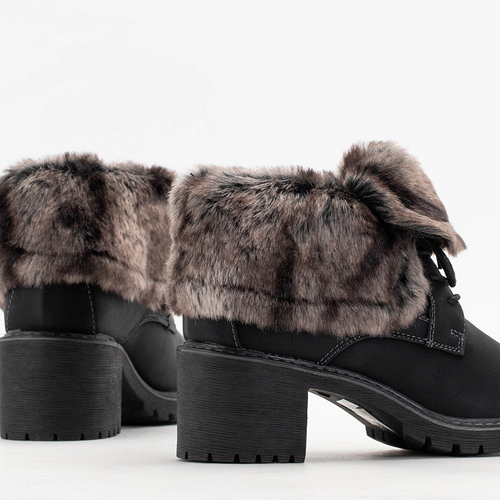 Чорні жіночі черевики на низьких підборах Kalera