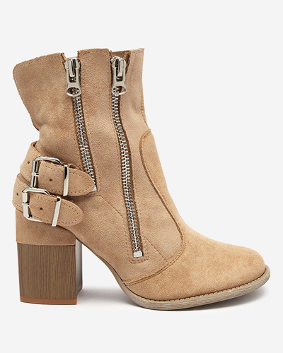 Hellbraune Damenstiefel auf der Post Ferrgo- Footwear