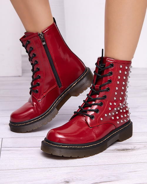 Червоні лаковані чоботи з шипами Derisa