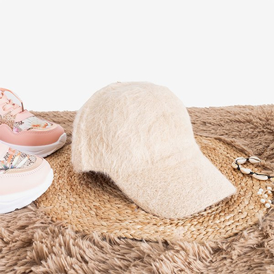 Бежева жіноча кепка з хутром