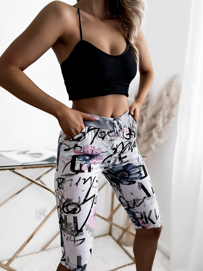 Weiße und blaue 3/4-Shorts mit Druck PLUS SIZE- Kleidung