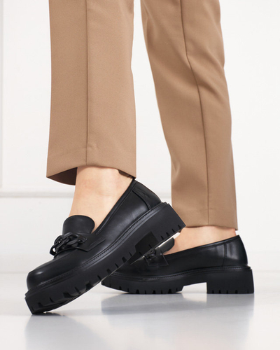 OUTLET Damenschuhe aus schwarzem Kunstleder mit Kette Konera - Schuhe