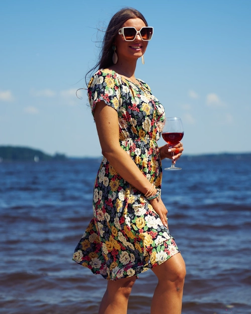 Жіноча квітчаста міні-сукня Royalfashion а-ля гіпюрові рукави чорного кольору