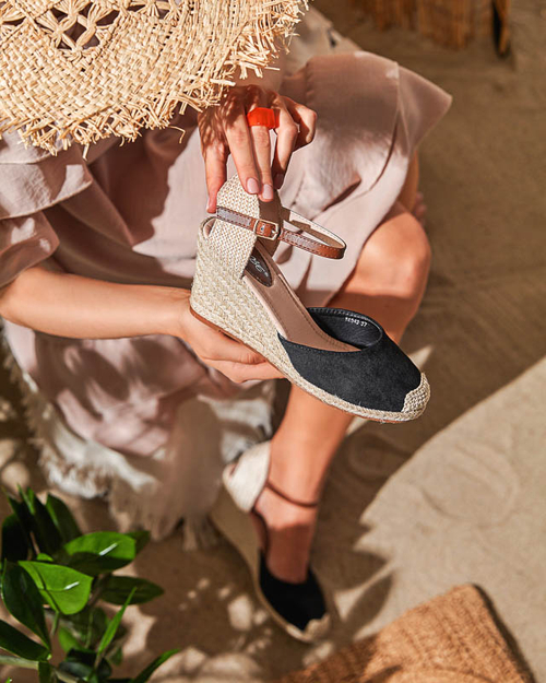 Чорні жіночі екозамшеві босоніжки на танкетці Toleka - Туфлі