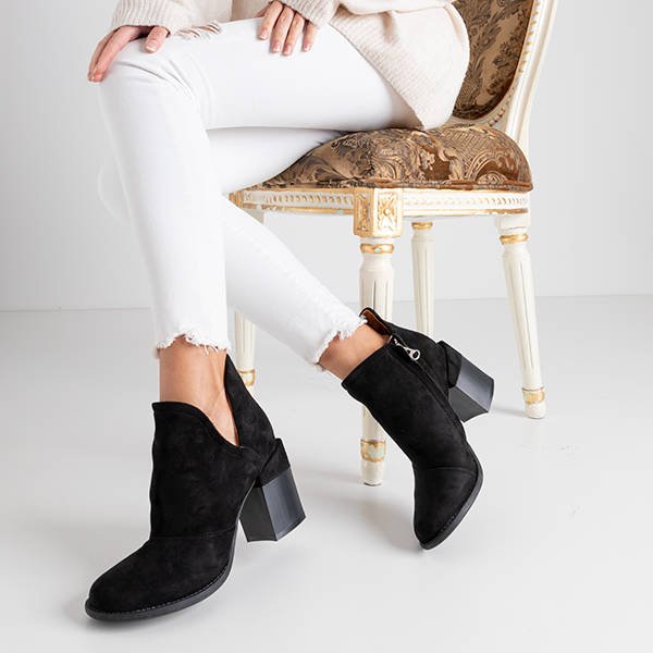 Schwarze Damenstiefeletten mit Ausschnitten aus Namibia - Schuhe