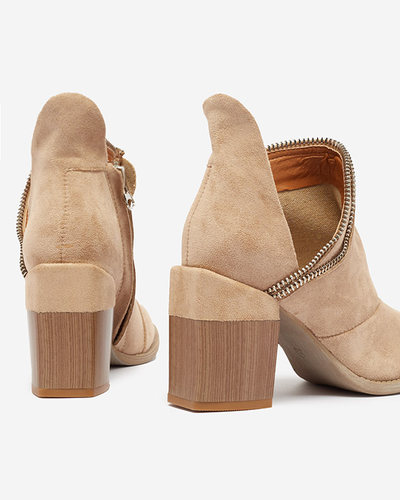 Hellbraune isolierte Damenstiefel auf einem Pfosten Mukis - Footwear