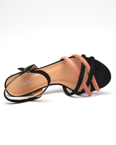 Schwarze Damensandalen Asodi auf einem Pfosten. Schuhe