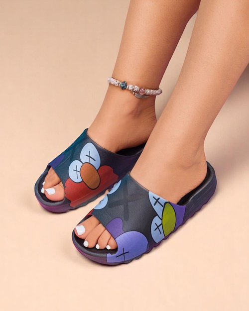 Чорні жіночі резинові шльопанці з принтом Pfizz