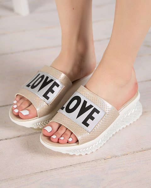 Beige glänzende Damenpantoffeln mit der Aufschrift Sosha-Footwear