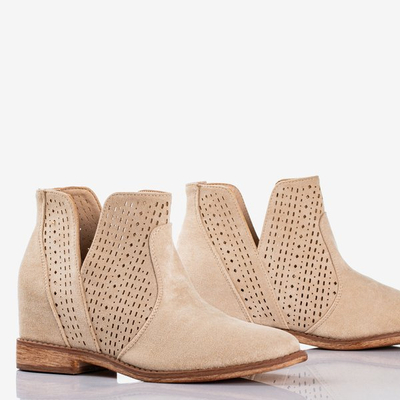 Beige Stiefel auf einem Cowboy mit Keilabsatz im Innenbereich Besis - Footwear 1