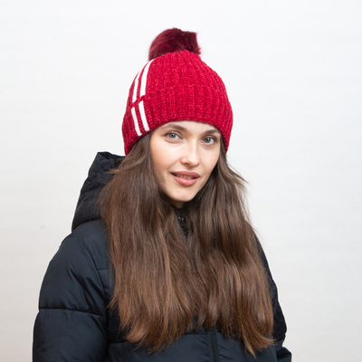 Isolierte kastanienbraune Mütze mit weißen Streifen und Bommel - Accessoires