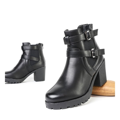 Schwarze Stiefel auf dem Pfosten von Jorgina - Schuhe
