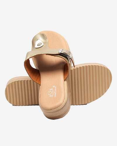 Goldene Damensandalen auf der Borico-Plattform - Schuhe