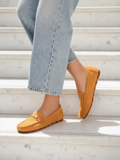 Mokassins Damen Camel Aurelia Wildleder mit Verzierung - Komfort und Stil auf flachem Absatz