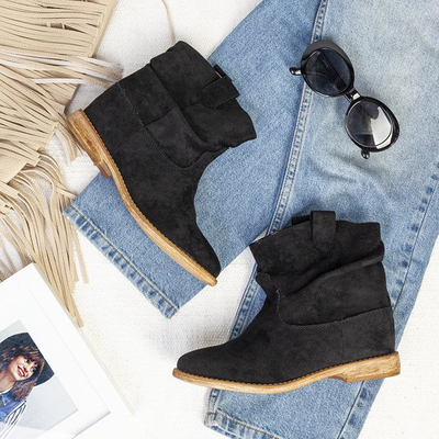 Schwarze Stiefel a'la Cowgirls auf einem gedeckten Anker Daressco - Footwear