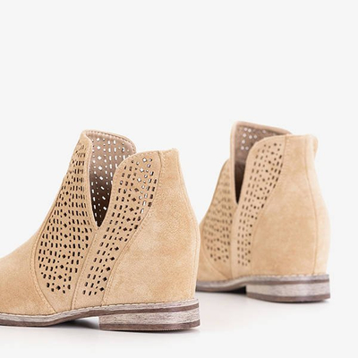 Braune Stiefel auf einem Indoor-Keil a'la Cowboystiefel Besiks- Footwear