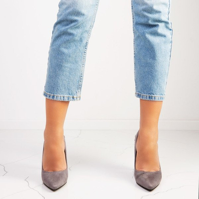 Graue Absätze mit Devya-Dekoration - Schuhe