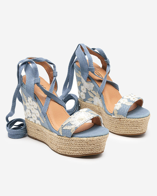 Сині жіночі босоніжки з квітами на танкетці Neredit - Туфлі