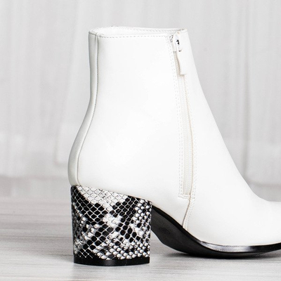 Weiße Stiefeletten mit Prägung aus Schlangenleder von a'la Tomsk - Schuhe 1
