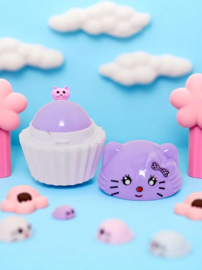 Kinder-Lippenbalsam mit einem Kätzchen in einem Cupcake – spendet Feuchtigkeit und regeneriert