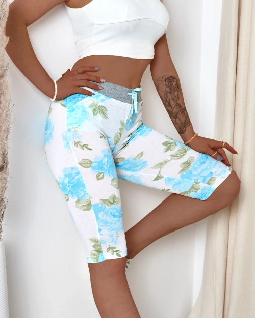 Жіночі білі шорти 3/4 довжини з блакитними квітами - Одяг