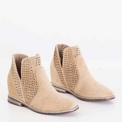 Braune Stiefel auf einem Indoor-Keil a'la Cowboystiefel Besiks- Footwear