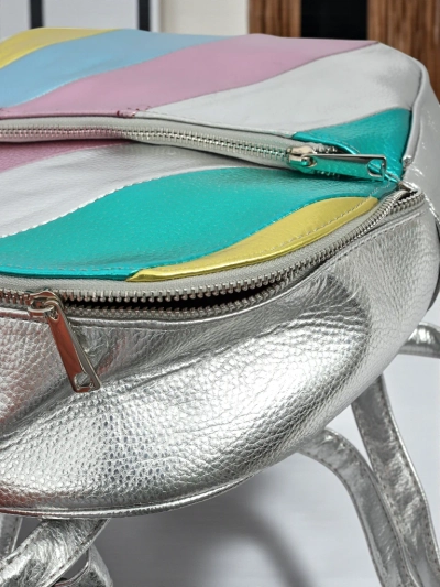 Royalfashion Damenrucksack aus Öko-Leder mit Streifen Metallic Stripes