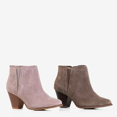 Graue Stiefel auf dem Post a'la Cowboystiefel Pererra - Schuhe