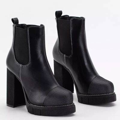 OUTLET Schwarze Damenstiefel auf hohem Posten von Naqiela - Schuhe