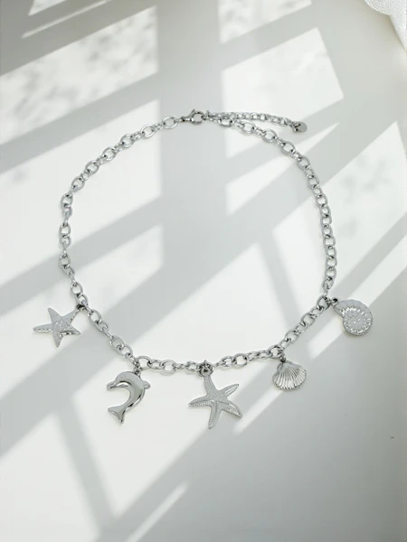 Halskette Atena Charm Sea – goldene Amulette mit Meeresmotiven