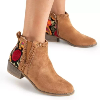 OUTLET Коричневі жіночі чоботи з декоративною вишивкою Hastieli - Туфлі