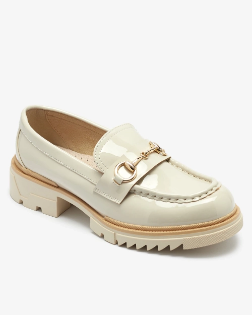 Бежеві лаковані жіночі мокасини з ланцюжком Soterra - Взуття