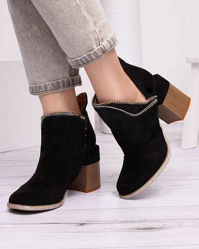 Schwarze isolierte Damenstiefel auf einem Pfosten Mukis - Footwear